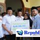 Takziah ke Rumah Duka, Bupati Subandi Serahkan Santunan BPJS Ketenagakerjaan Kepada Keluarga Almarhum Kades Tropodo