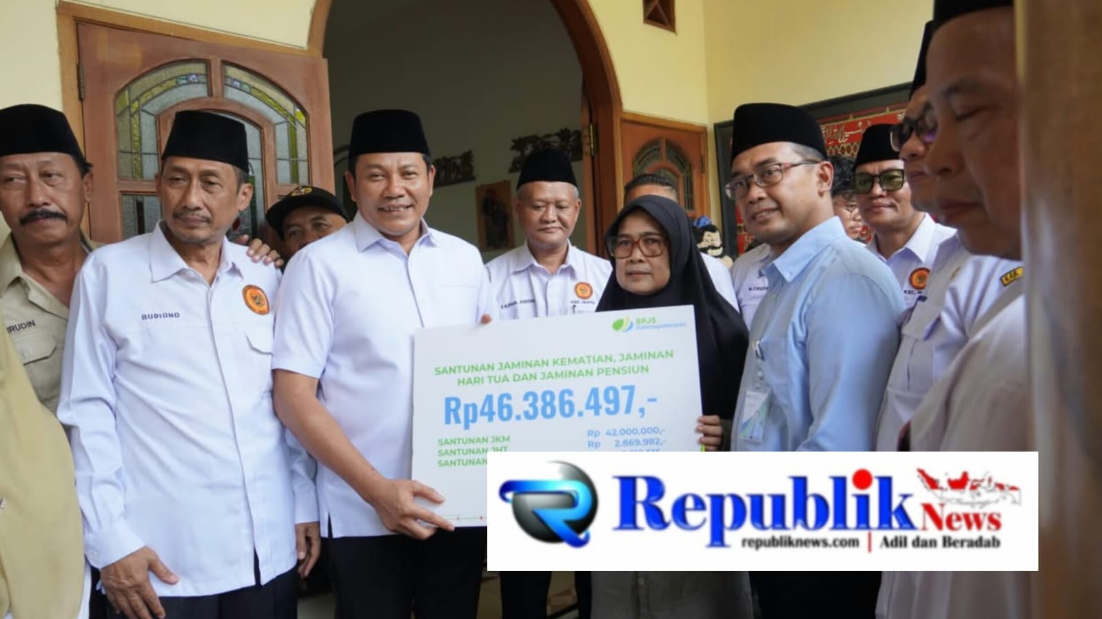 Foto: Bupati Subandi takziah ke kediaman almarhum kades Tropodo dan menyerahkan santunan BPJS .
