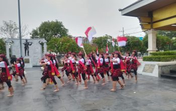 Tari Remo kolosal oleh Perguruan Seni Budaya Kampung Ilmu di makam WR Supratman, Surabaya (28/10/2026)