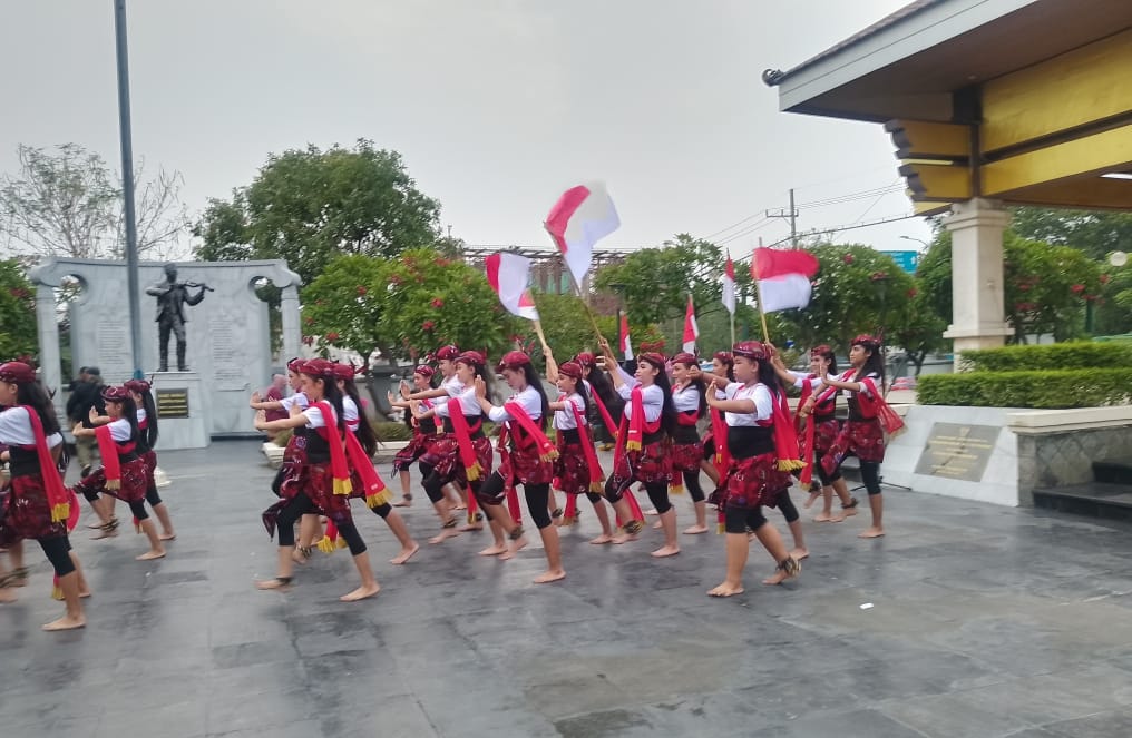 Tari Remo kolosal oleh Perguruan Seni Budaya Kampung Ilmu di makam WR Supratman, Surabaya (28/10/2026)