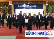 Foto: Bupati Subandi mengukuhkan forum TKSLP Sidoarjo.