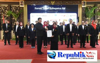 Foto: Bupati Subandi mengukuhkan forum TKSLP Sidoarjo.