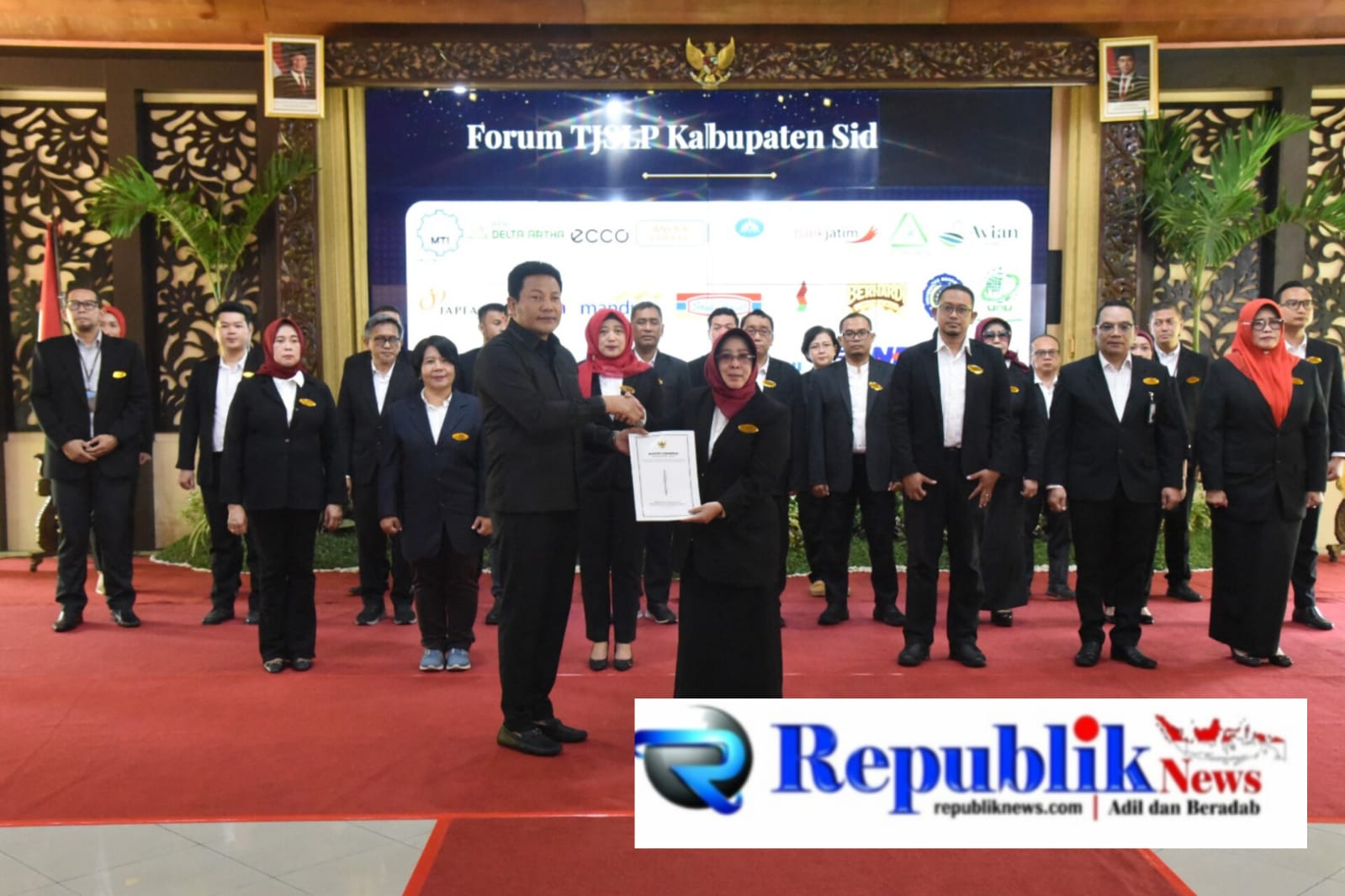 Foto: Bupati Subandi mengukuhkan forum TKSLP Sidoarjo.