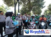 Foto: Jumat berkah,Polda Jatim salurkan 600 paket sembako.