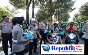 Foto: Jumat berkah,Polda Jatim salurkan 600 paket sembako.