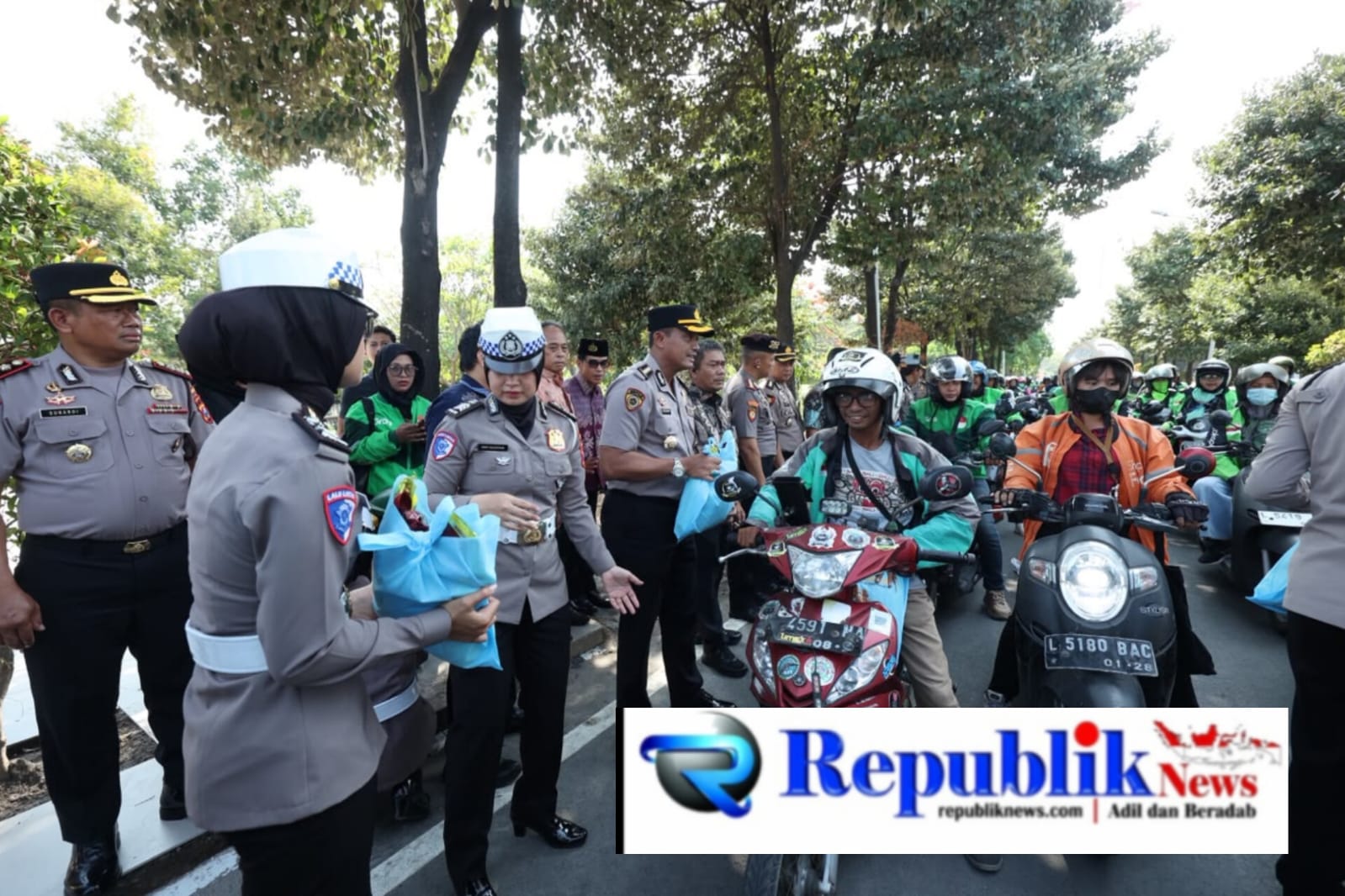 Foto: Jumat berkah,Polda Jatim salurkan 600 paket sembako.