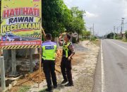 Operasi Patuh Krakatau 2026, Polres Lampung Utara Edukasi Pengguna Jalan,  Pasang Banner Imbauan Keselamatan di Jalinsum