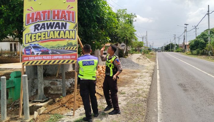 Operasi Patuh Krakatau 2026, Polres Lampung Utara Edukasi Pengguna Jalan,  Pasang Banner Imbauan Keselamatan di Jalinsum