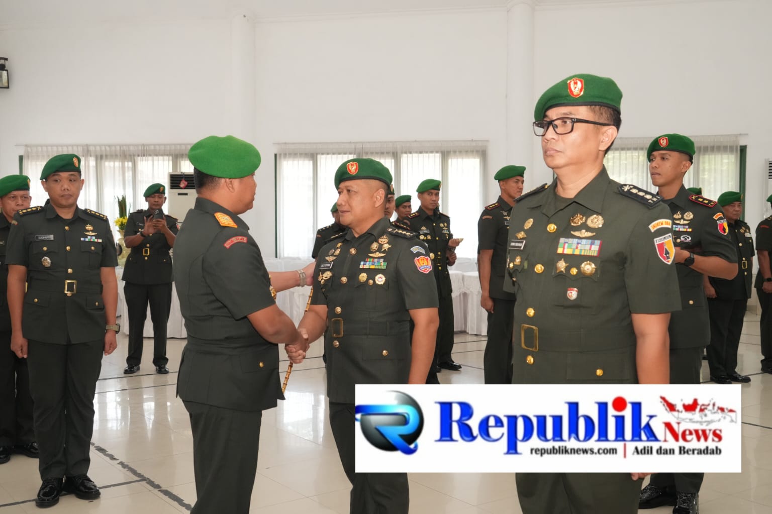 Foto: Estafet kepemimpinan Korem Bhaskara Jaya berganti .Serah terima jabatan enam pejabat dilingkungan KOREM 084/BJ dipimpin Danrem 084/BJ Brigjen TNI Kohir.